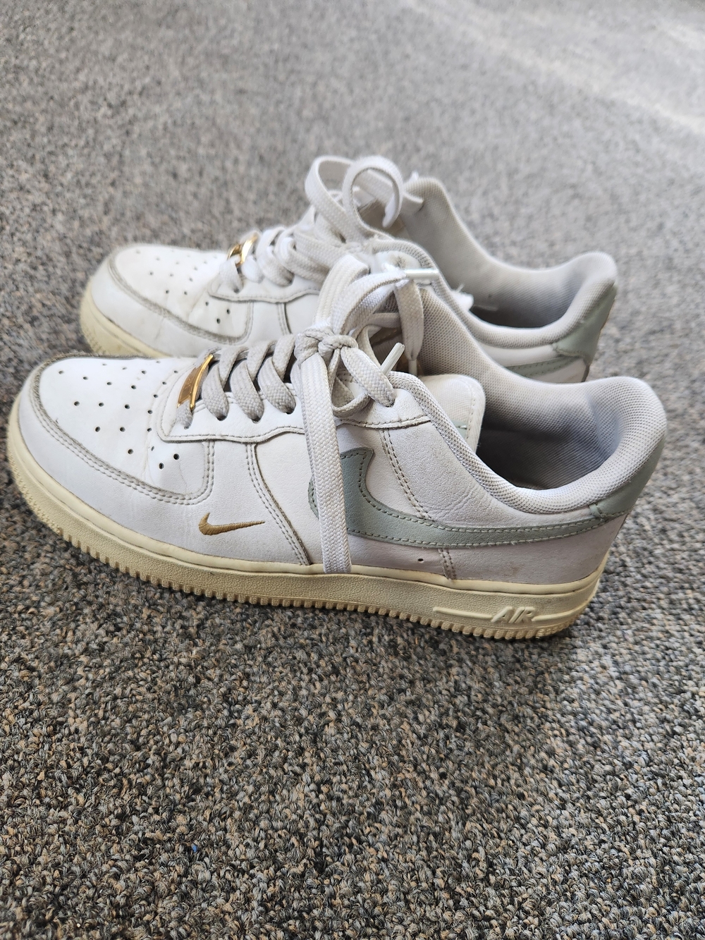 Nike AF1 White and Gold Low-Top Sneakers 6.5
